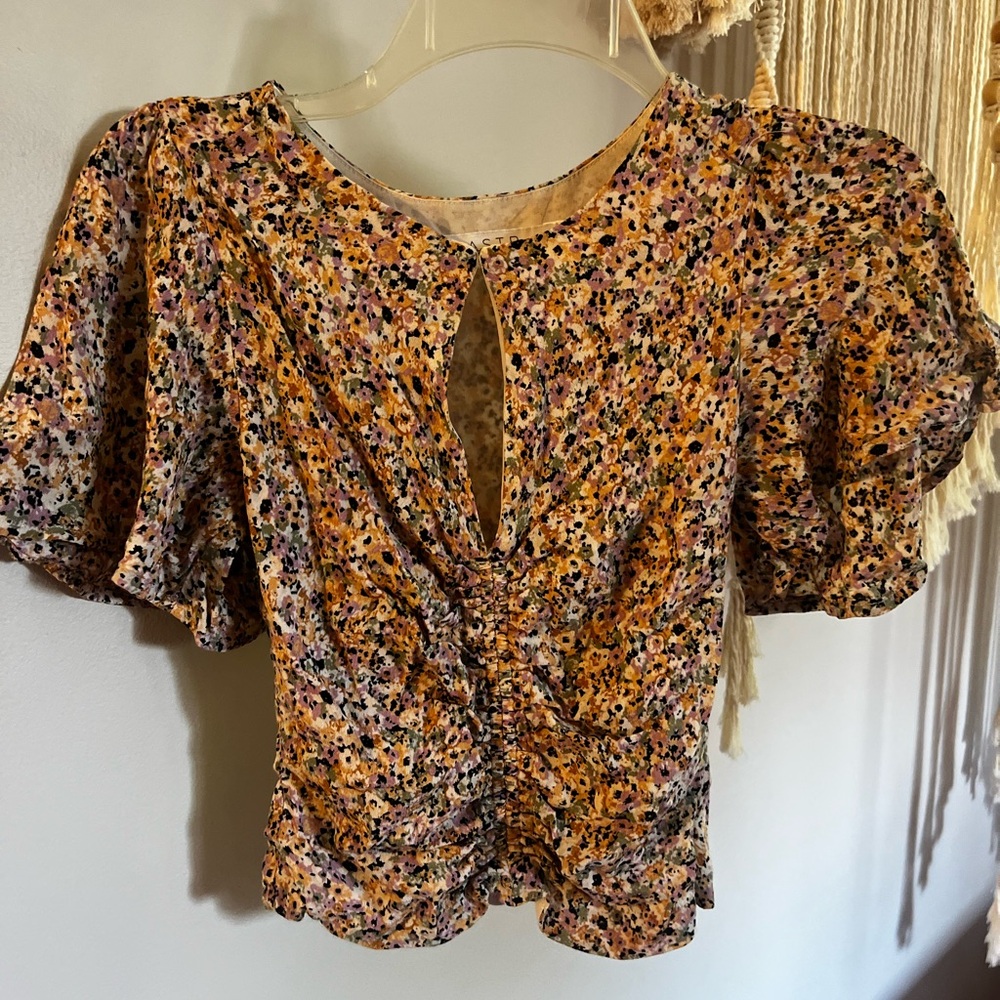 ASTR the Label Keyhole Flutter Sleeve Top